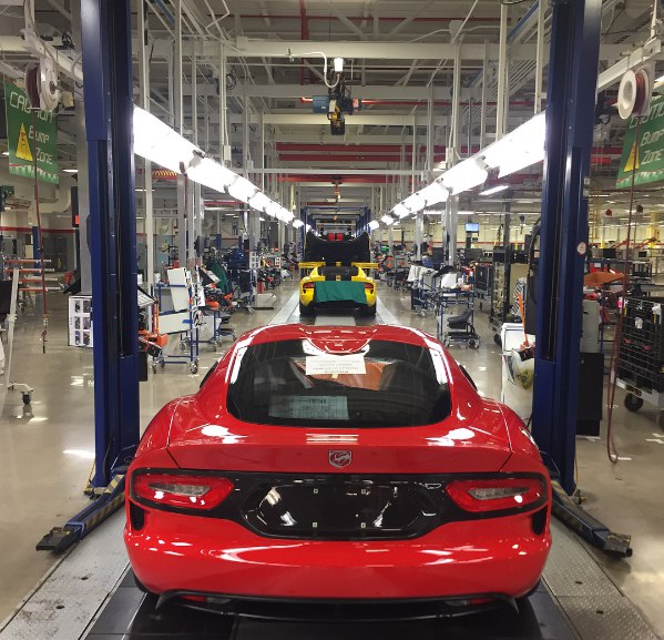 Начнем утро с грустных новостей: сегодня с конвейера завода Chrysler сошел последний Dodge Viper. 