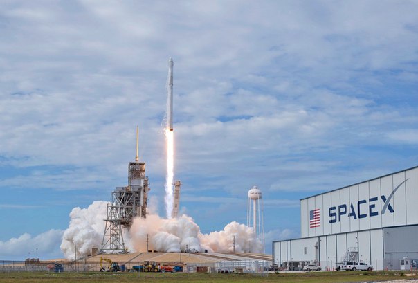 Пилотируемые полеты кораблей SpaceX и Boeing по программе NASA опять откладываются, минимум на год