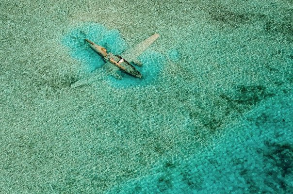 Затонувший самолет вблизи аэропорта Кей Норман, остров Экзумас.