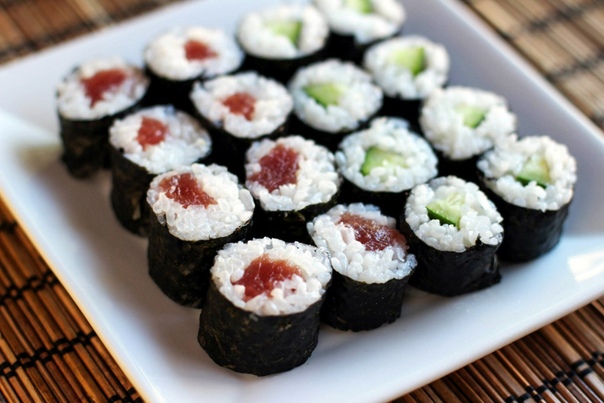 Суши Роллы с тунцом и огурцом/Sushi Rolls (Tuna and Cucumber Rolls)/Hosomaki. 