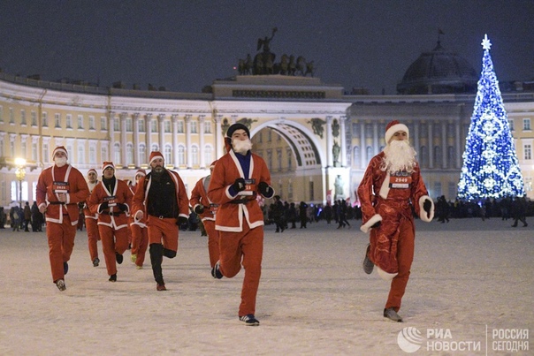 В Москве и Санкт-Петербурге прошли забеги Дедов Морозов 