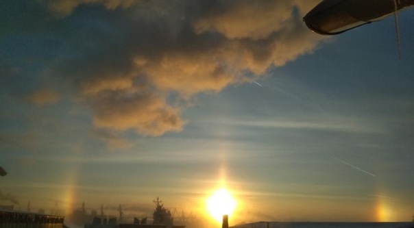 В четверг, 24 января, петербуржцы могли наблюдать уникальное погодное явление. Морозный и солнечный день вновь дал шанс горожанам полюбоваться на гало. По словам очевидцев, оптический феномен, заключающийся в светящемся кольце вокруг солнца, можно было хорошо видеть над Невой с Кожевенной линии.