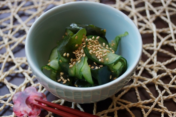 Суномоно – огуречный салат с вакамэ/Cucumber and Wakame Seaweed Sunomono. 