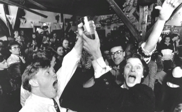 Замечательная фотография. На ней изображены счастливые жители Исландии, поднявшие первый легально приобретенный стакан пива после 74-летнего сухого закона. Именно 1 марта 1989 года разрешили продавать выпивку, о которой в стране забыли с 1915 года. 