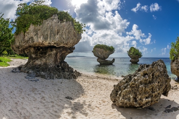 Скалы на острове Гуам