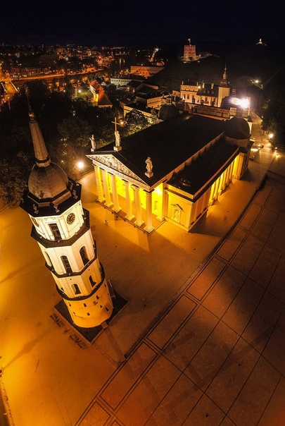 Кафедральная площадь в Вильнюсе — одна из главных площадей в городе.