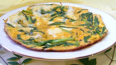 Жареные яйца с чесночным луком/Fried eggs with garlic chives/Nira-tama. 