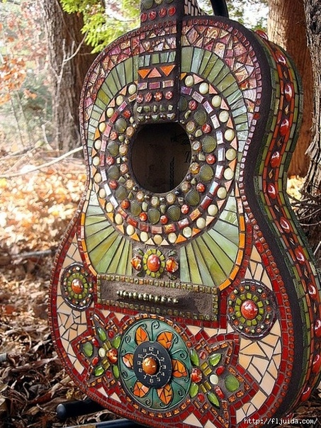 Мозаика старой гитары отлично украсит любой ландшафт.