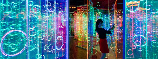 Международная студия Brut Deluxe для китайского арт-фестиваля Хайнане разработали красочный лабиринт. Конструкция выполнена прозрачных панелей из акрила с гравировкой в виде множества кругов.