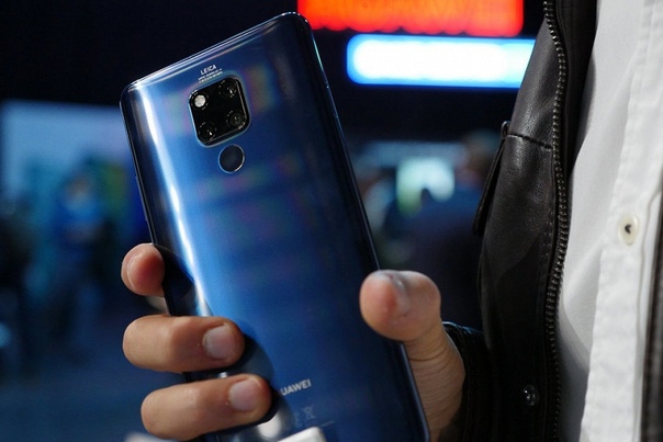 Компания Huawei сейчас готовит к выпуску два смартфона с поддержкой сотовых сетей пятого поколения 5G. Первый и более дорогой — складной Huawei Mate X, который начнёт продаваться летом по цене 2300 евро. Второй предназначен для более прижимистых любителей инноваций — это версия прошлогоднего смартфона Huawei Mate 20 X. Стандартный Huawei Mate 20 X может похвастаться экраном OLED диагональю 7,2 дюйма, поддержкой стилуса, процессором Kirin 980 и аккумулятором ёмкостью 5000 мА·ч с быстрой зарядкой мощностью 22,5 Вт. Как оказалось, Huawei Mate 20 X 5G получит аккумулятор меньшей ёмкости. Об том сообщил один из информаторов Slashleaks. По данным источника, ёмкость батареи составляет 4200 мА·ч — на 800 мА·ч меньше, чем в стандартной версии. Это довольно удивительно, поскольку модемы 5G отличаются от 4G большей прожорливостью и быстрее расходуют заряд. Неприятный сюрприз «компенсируется» поддержкой более мощной технологии зарядки — 40 Вт, как у Huawei Mate 20 Pro и P30 Pro, которая позволяет заряжать смартфон на 70% за полчаса.