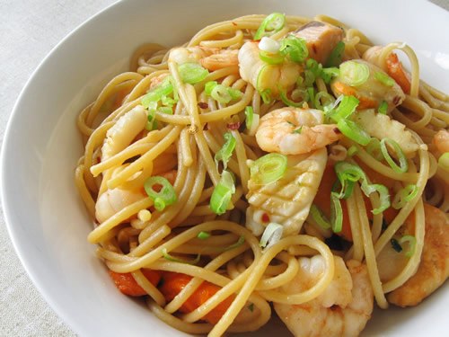 Лапша с морепродуктами и чесночным соевым соусом (Seafood Noodles Garlic Soy Sauce). 