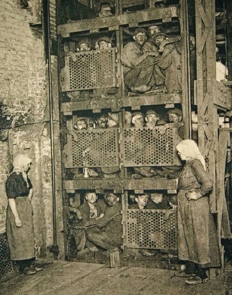 Бельгийские шахтеры спускаются  в шахту. 1900 г.