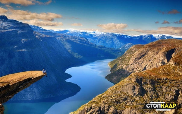 Язык Тролля – каменный выступ на горе Скьеггедаль, вблизи города Одда в Норвегии. Выступ возвышается над озером на высоте 350 метров. 