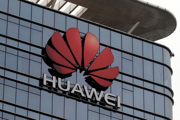 Польша вряд ли исключит все оборудование Huawei из своих мобильных сетей следующего поколения, заявил агентству Reuters министр правительства. В частности, это будет сделано во избежание увеличения расходов для операторов мобильной связи. Как неоднократно сообщалось, в конце прошлого года США призвали своих союзников отказаться от оборудования Huawei, объясняя это тем, что оно может использоваться Китаем для шпионажа. Более того, Соединенные Штаты пригрозили, что присутствие оборудования Huawei в той или иной стране «усложнит партнерские отношения с США». По данным источника, подталкивая Варшаву к введению запрета на Huawei, американцы прямо заявили, что Польше необходимо обеспечить безопасность телекоммуникационной инфраструктуры, если она хочет увеличить присутствие американских войск на польской земле. В январе появилась информация, что Польша намерена исключить Huawei из планов по 5G. Однако сейчас, похоже, прагматичная позиция начинает брать верх над желанием угодить патрону. Кароль Оконски (Karol Okonski), замминистра, отвечающий за кибербезопасность, сказал, что Варшава рассматривает вопрос о повышении стандартов безопасности и решение может быть принято в ближайшие недели. Это привело бы Польшу в соответствие с подходом Европейской комиссии, которая в конце прошлого месяца отвергла призывы США запретить использовать оборудование Huawei в сетях 5G, вместе этого рекомендовав провести оценку рисков и усилить меры безопасности на государственном уровне. Польская телекоммуникационная инфраструктура сильно зависит от оборудования Huawei, отчасти потому, что китайский производитель предлагает более низкие цены, чем конкуренты. Оконски сказал, что Варшава разговаривает с операторами о возможных изменениях в существующем телекоммуникационном оборудовании, хотя стоимость отказа от существующего оборудования Huawei такова, что правительство разрешит его оставить. По словам Play, крупнейшего польского оператора мобильной связи, запрет Huawei приведет к росту цен и задержит внедрение новых технологий. В Play не видят никаких проблем с безопасностью своего оборудования. Другие польские операторы мобильной связи, такие как T-Mobile Polska, Orange Polska и Polkomtel, также используют оборудование Huawei.