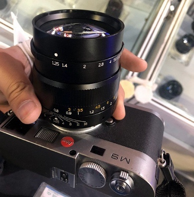 Источник утверждает, что компания 7Artisans скоро анонсирует новый объектив с креплением Leica M. Это будет модель 7Artisans 75mm f/1.25, показанная на снимках. В каталоге 7Artisans уже есть три объектива с креплением Leica M: 28mm f/1.4, 35mm f/2 и 50mm f/1.1. Технические данные, дата анонса и цена новинки пока неизвестны.
