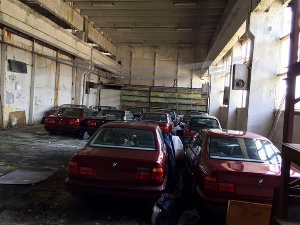 В Болгарии случайно обнаружили склад новых BMW 520 и 525, выпущенных в 1994 году, 11 автомобилей в идеальном состоянии, с  них даже не снята заводская плёнка.