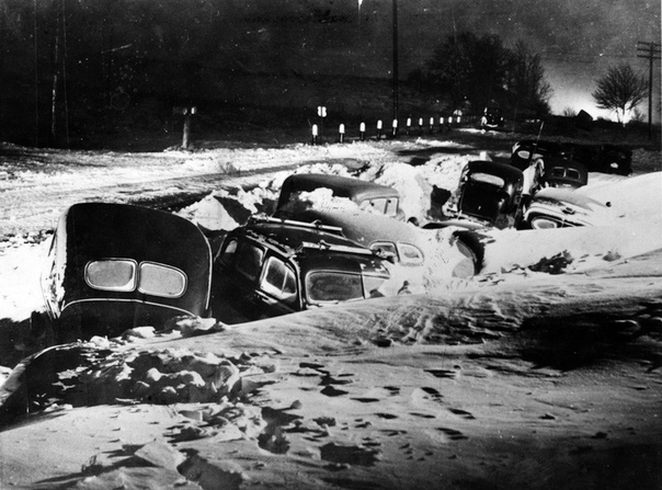 В 1940 году на Мичиган обрушился сильнейший снегопад. А вот его последствия. А вас много снега выпало