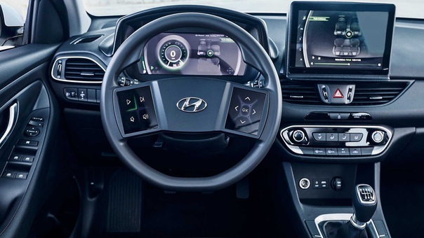 Hyundai показал прототип хэтчбека i30 с огромными экранами по всему салону и даже на руле. На нём испытывают детали интерьера для будущих моделей марки. 