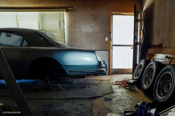 В Голливуде мужчина более 30 лет держал у себя в квартире коллекционную Ferrari 1959 года. Живя на первом этаже, он просто снес стену, поставил в дом машину и возвел стену обратно. До такого поступка его довела навязчивая мысль о том, что ценный автомобиль у него украдут.