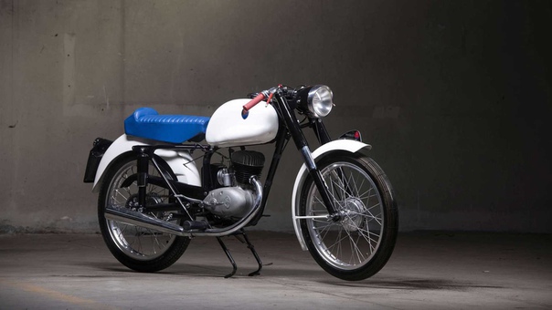 Не все знают, что когда-то Maserati выпускали не только автомобили, но и мотоциклы. Один из таких недавно выставили на аукцион во Франции. Это 125 Tipo T2 прямиком из 1955 года, стоимость — 12-16 тыс. евро.