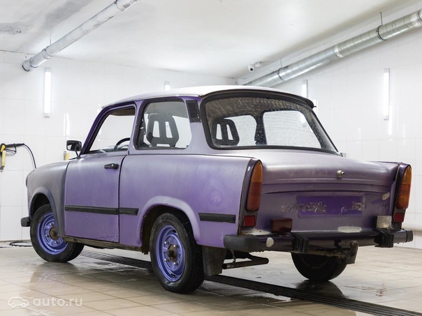 «Трабант» стал одним из символов ГДР. Вопреки распространенному заблуждению, кузов этого автомобиля был не целиком из пластика. Но навесные декоративные панели были сделаны из так называемого «дуропласта» на основе смолы. 