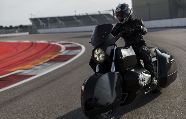 «Иж Кортеж», презентованный еще в 2017 году — тяжёлый эскортный мотоцикл, выглядит как техника из фильмов 90-х годов о ближайшем будущем. А как вам такой дизайн