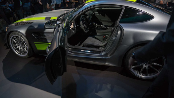 Mercedes-AMG GT R обзавелся вариантом для профессионалов. Модель выйдет в свет ограниченным тиражом. Улучшенная аэродинамика, перестроенная подвеска с регулируемыми амортизаторами, особое трековое оснащение и крыша из карбона станет отличительными чертами нового суперкара, который обещает стать идеальным для трека.