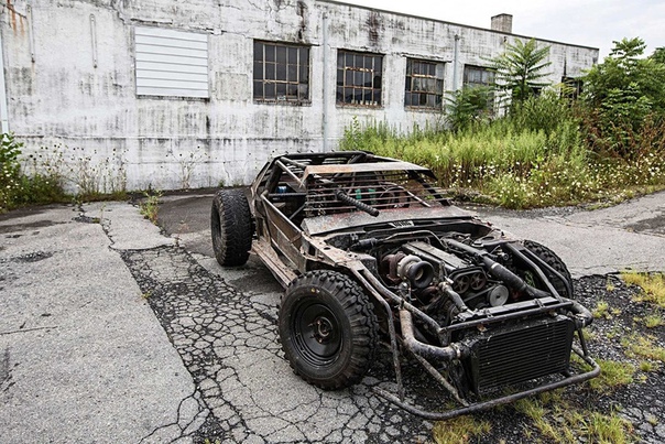 Создатель этого автомобиля был настолько вдохновлен фильмом «Безумный Макс», что решил сконструировать автомобиль в таком же стиле. В базе этого монстра — Nissan 240, а различный металл найден на свалке.