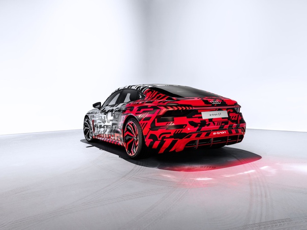 В Audi опубликовали первые фотографии их нового концепта — «e-tron GT». Первый показ пройдет на автосалоне в Лос-Анжелесе 28 ноября.  Готовый прототип покрыт пленкой со стильным камуфляжем, похожим на тот, в каком автомобиль предстал перед зрителями во время презентации в Женеве. Машина станет родоначальником уже серийного электрокара, который обещают показать в 2020 году