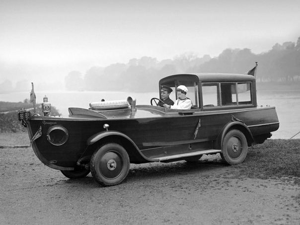 Первый концепт плавающего автомобиля амфибии: Peugeot Motor-Boat Car. Созданный в 1925 году, он увы так и остался лишь разработкой, реально плавать на воде он не мог. Но вы только посмотрите как красиво смотрится он на берегу, один спасательный круг чего стоит.