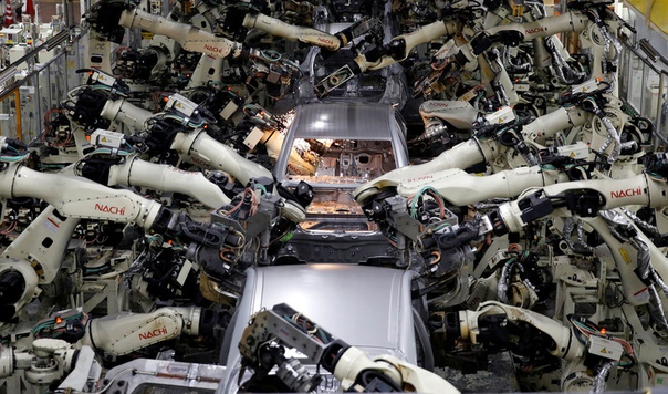 Так выглядят японские промышленные роботы, собирающие автомобиль Toyota Prius.