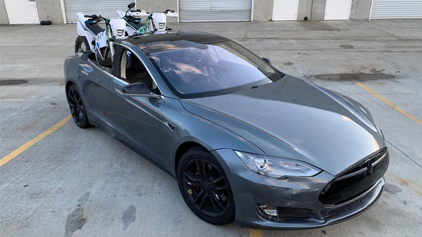 Калифорнийская компания EV West, занимающаяся продажей автомобильного электрооборудования, сделала из Tesla Model S пикап для перевозки кроссовых мотоциклов – тоже электрических: