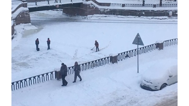 Сегодня петербуржцев удивило это фото - дворники подметают лед Крюкова канала, а тротуар и асфальт при этом не очищены