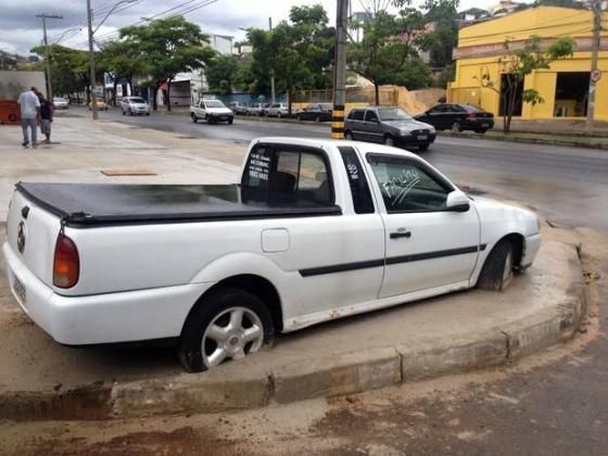 Вот что значит неудачно припарковался: В Бразилии рабочие зацементировали автомобиль после того, как владелец отказался его переставить.