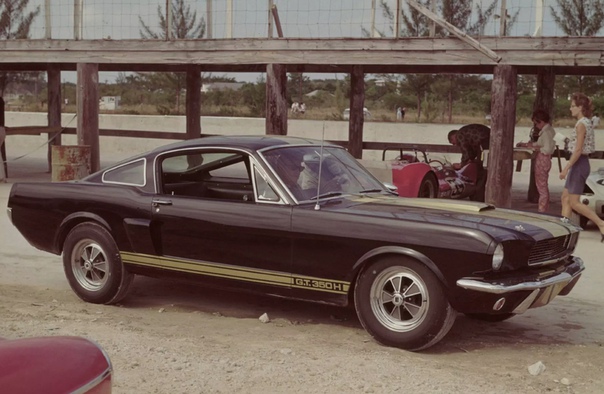 Новости в жанре «Найдено в старом гараже». В Америке среди гаражного хлама нашли редкий «Мустанг» из 60-х, использовавшийся для проката. Это Shelby GT 350-H и в 1966 именно такие можно было брать в аренду. Сейчас, если его восстановить, цена составит около 150 тысяч долларов.