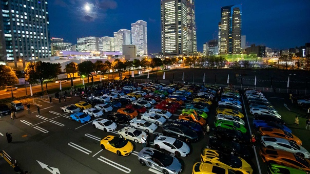 В Японском городе Йокогама прошел, так называемый, «день Lamborghini». Это мероприятие на котором собираются владельцы итальянских суперкаров. В этот раз во встрече поучаствовало более 200 автомобилей. Представляете, как звучат вместе столько машин