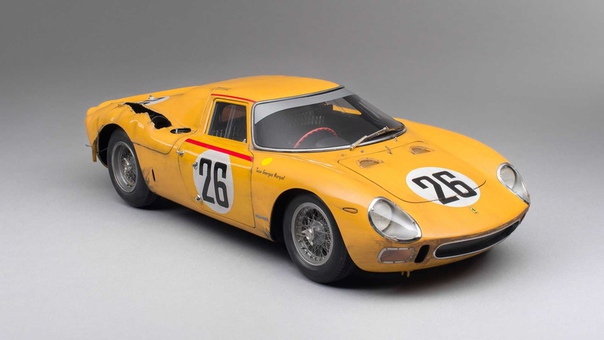 Это масштабная модель 1:8 одного из Ferrari 250 LM, которые участвовали в 24-часовой гонке в 1965 году. Там даже воссоздан ущерб, который получил автомобиль во время заезда. Впечатляющая реалистичность!