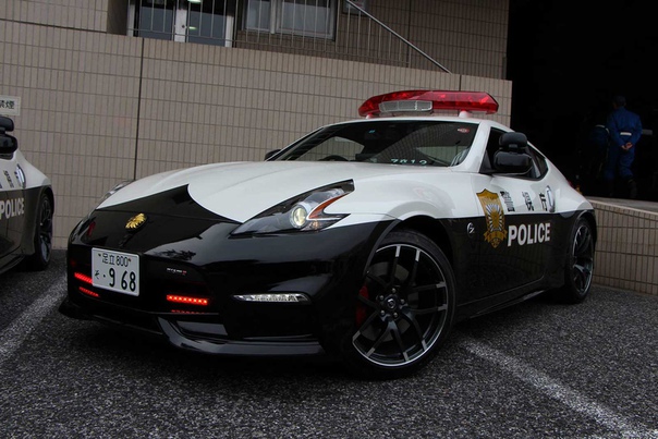 А вы знали, что спорткары стоящие на балансе японской полиции — вовсе не элемент роскоши, а, вполне себе, вынужденная необходимость Токио — по прежнему является столицей уличных гонок, там довольно много стритрейсеров. На обычных полицейских автомобилях патрулировать улицы в поисках нарушителей сложно.