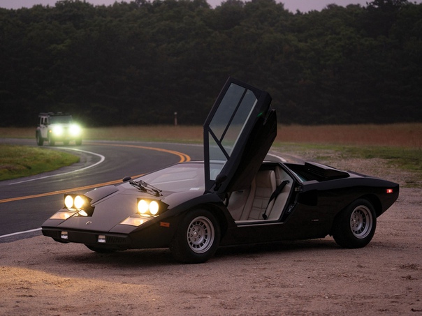 Прототип Lamborghini Countach был показан в 1971 году на Женевском автосалоне и сразу же вызвал бурное обсуждение: все были удивлены, как сильно новинка отличается от предыдущей модели. Плавные изгибы Miura сменились угловатым стилем, хотя дизайнер был прежний. Тогда никто не мог подумать, что провокационный дизайн Countach определит моду для суперкаров на десятилетия вперед.