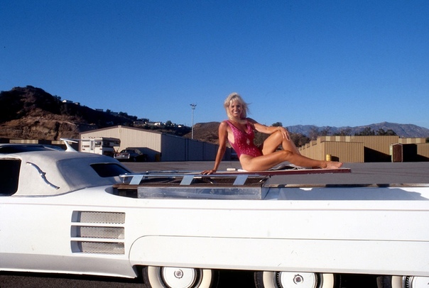 Лимузин The American Dream был создан инженером-энтузиастом из Голливуда, Джеем Орбергом. Его длина — 30,5 метров, всего  13 пар колес, 30 окон в салоне и 2 панорамных люка. 