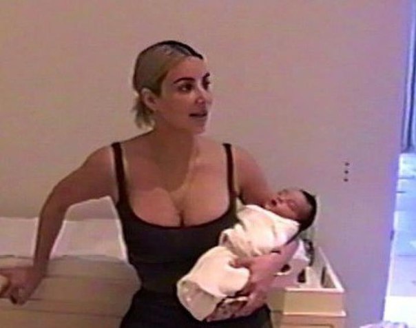 Ким Кардашьян с новорожденной дочерью Чикаго.