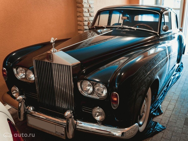 Роллс Ройс 1964 года выпуска. Автомобиль был полностью разобран и обработан антикоррозийными средствами и покрашен по технологии RR в пять слоев краски в цвет «черная роза».