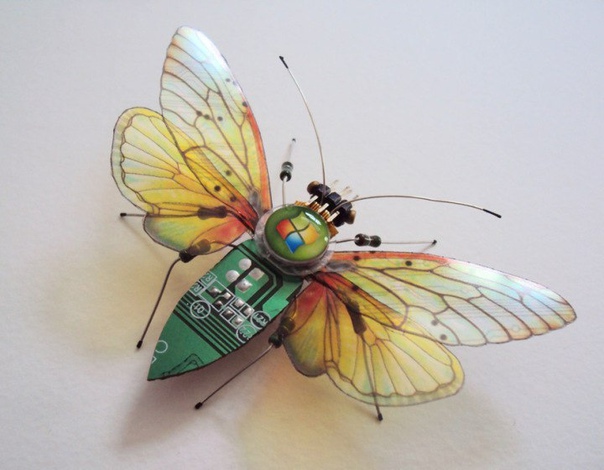 Маленькие скульптуры насекомых выполненные из компьютерного хлама. Художник Julie Alice Chappell.